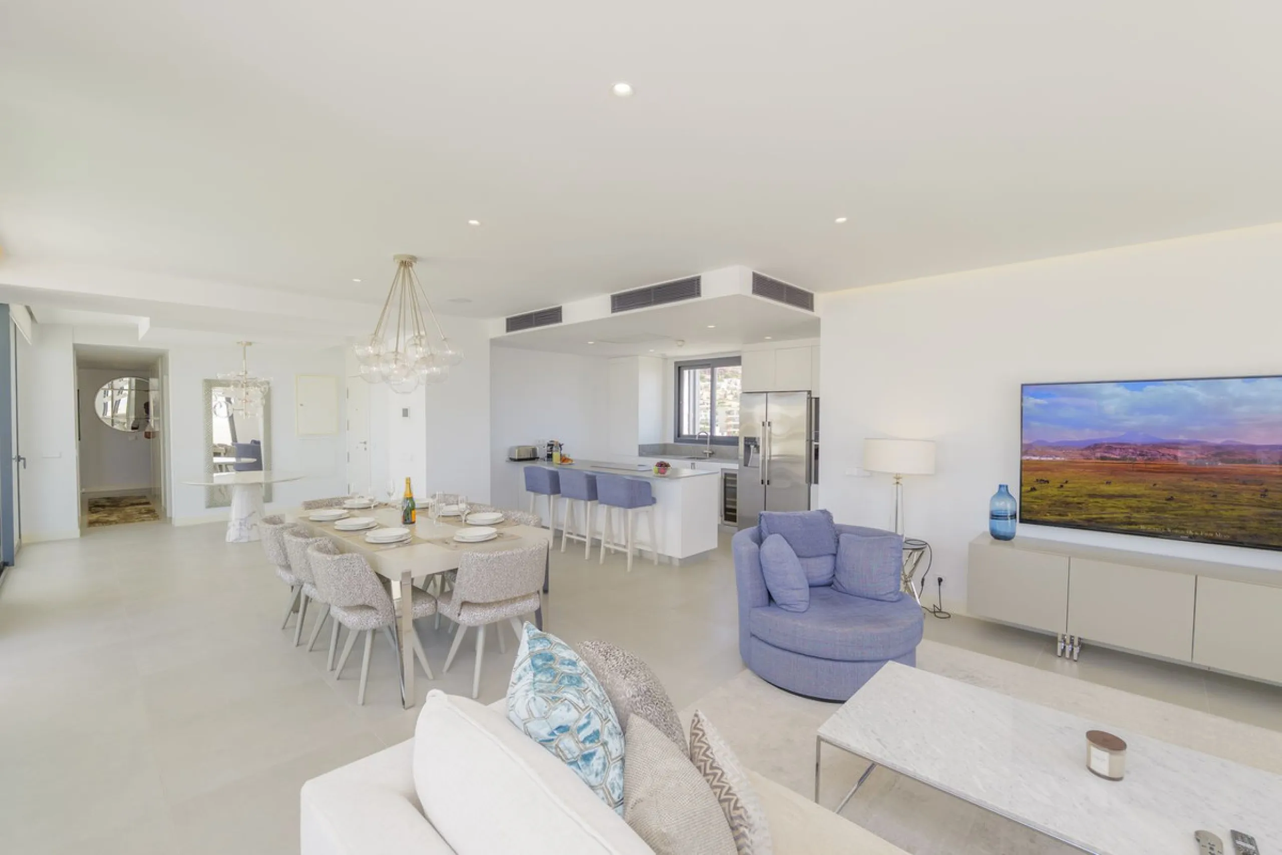 We present this incredible penthouse/sky villa located in the luxurious Higuerón West 217 complex of Higuerón Resort, overlooking the entire Fuengirola coast.