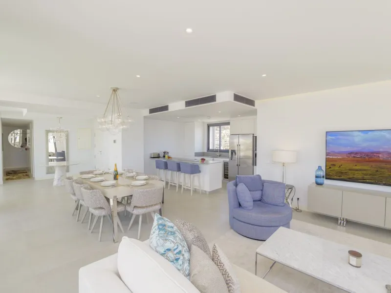 We present this incredible penthouse/sky villa located in the luxurious Higuerón West 217 complex of Higuerón Resort, overlooking the entire Fuengirola coast.