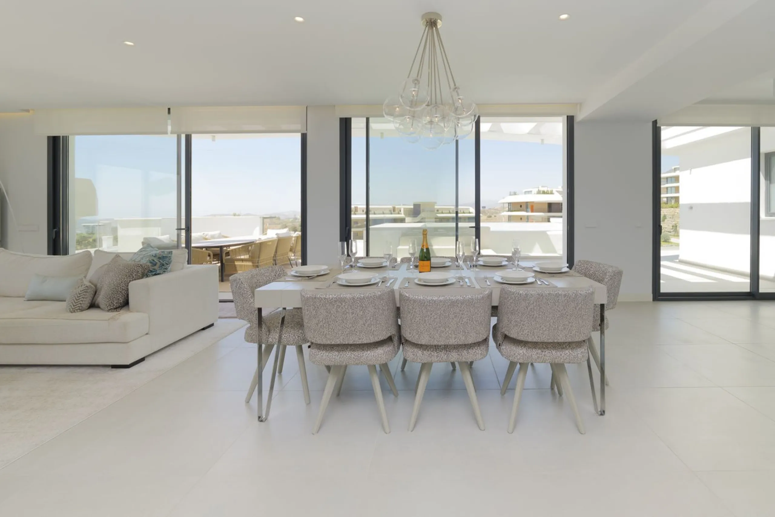 We present this incredible penthouse/sky villa located in the luxurious Higuerón West 217 complex of Higuerón Resort, overlooking the entire Fuengirola coast.