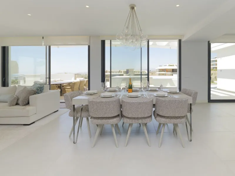We present this incredible penthouse/sky villa located in the luxurious Higuerón West 217 complex of Higuerón Resort, overlooking the entire Fuengirola coast.