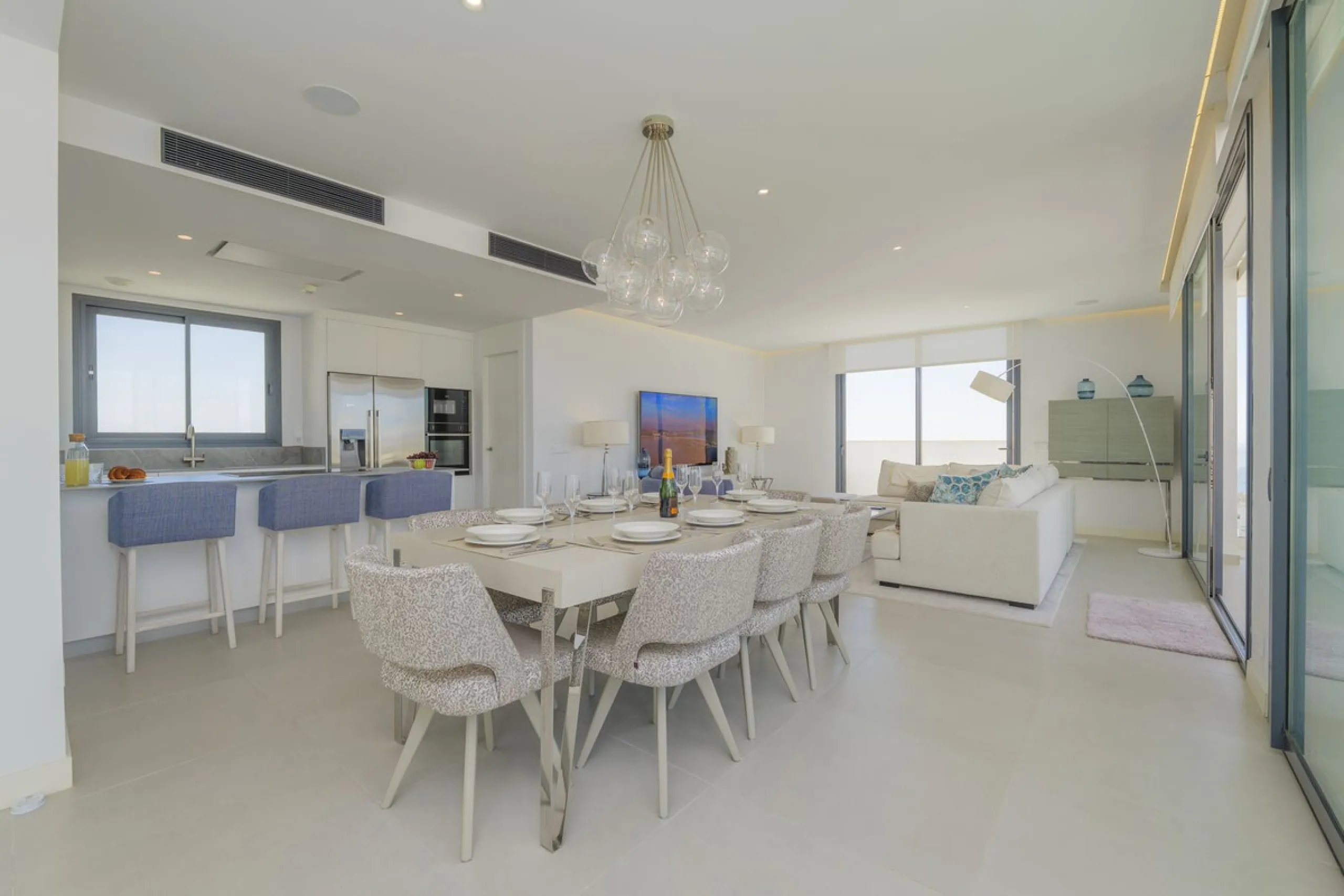 We present this incredible penthouse/sky villa located in the luxurious Higuerón West 217 complex of Higuerón Resort, overlooking the entire Fuengirola coast.