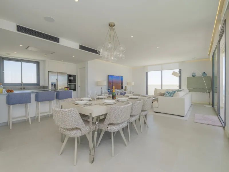 We present this incredible penthouse/sky villa located in the luxurious Higuerón West 217 complex of Higuerón Resort, overlooking the entire Fuengirola coast.