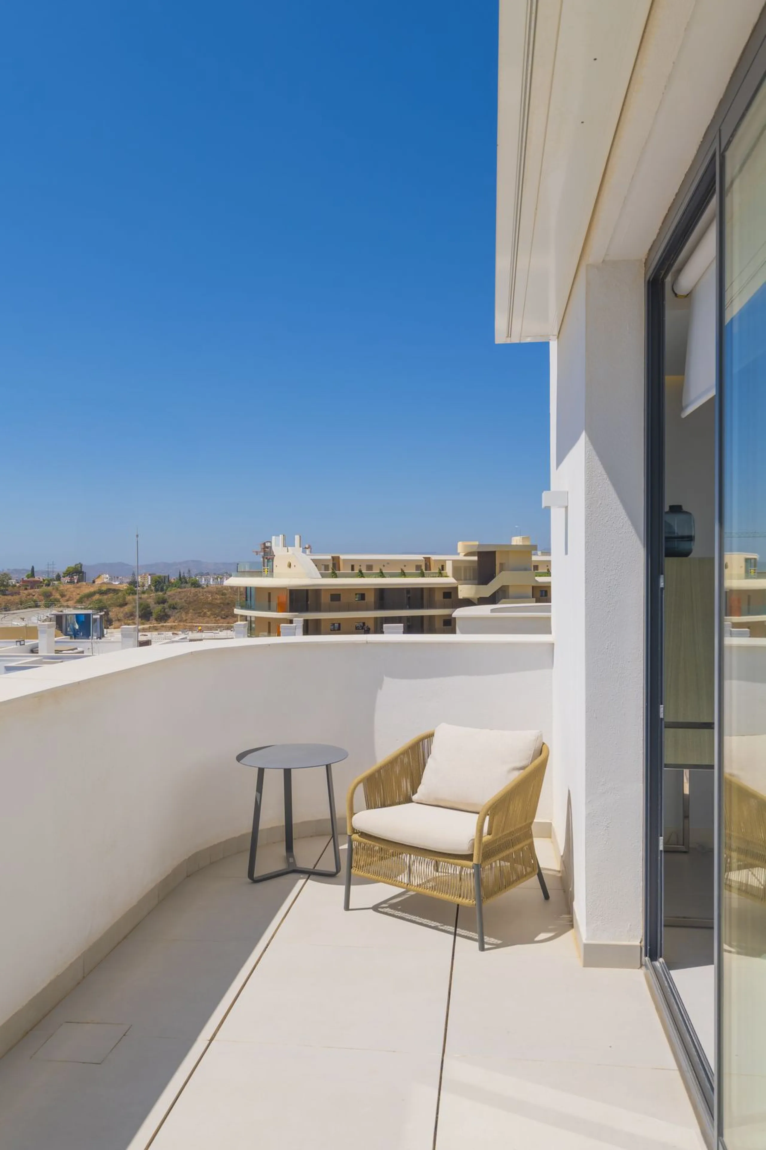 We present this incredible penthouse/sky villa located in the luxurious Higuerón West 217 complex of Higuerón Resort, overlooking the entire Fuengirola coast.