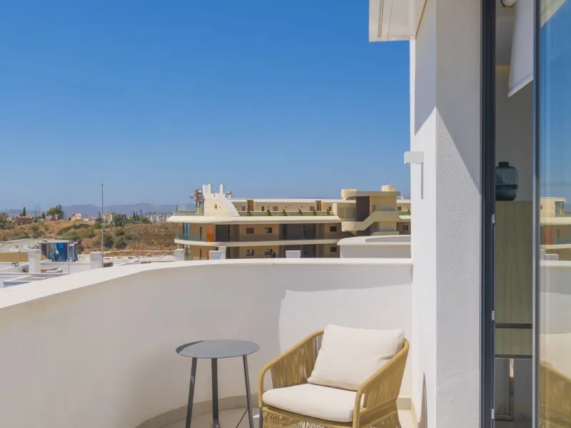 We present this incredible penthouse/sky villa located in the luxurious Higuerón West 217 complex of Higuerón Resort, overlooking the entire Fuengirola coast.