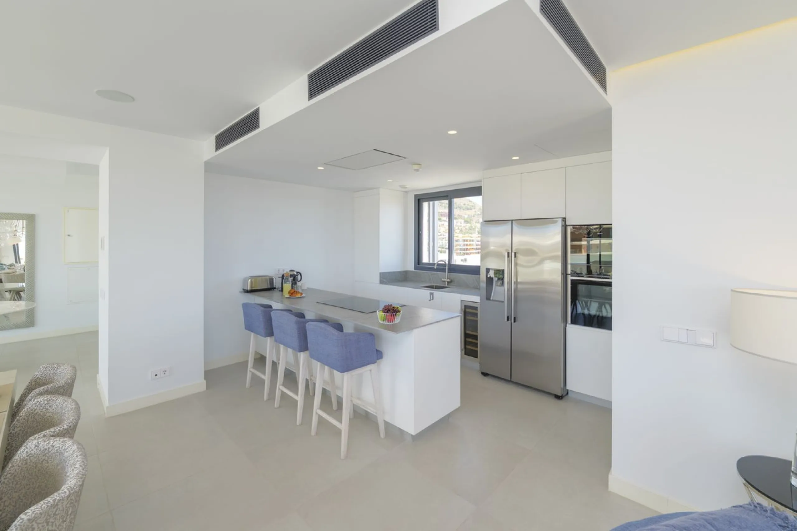 We present this incredible penthouse/sky villa located in the luxurious Higuerón West 217 complex of Higuerón Resort, overlooking the entire Fuengirola coast.