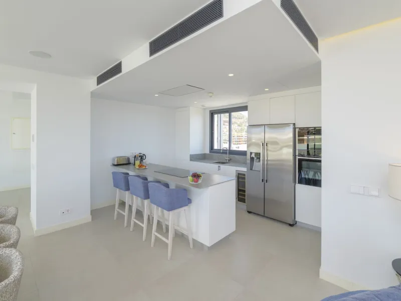 We present this incredible penthouse/sky villa located in the luxurious Higuerón West 217 complex of Higuerón Resort, overlooking the entire Fuengirola coast.