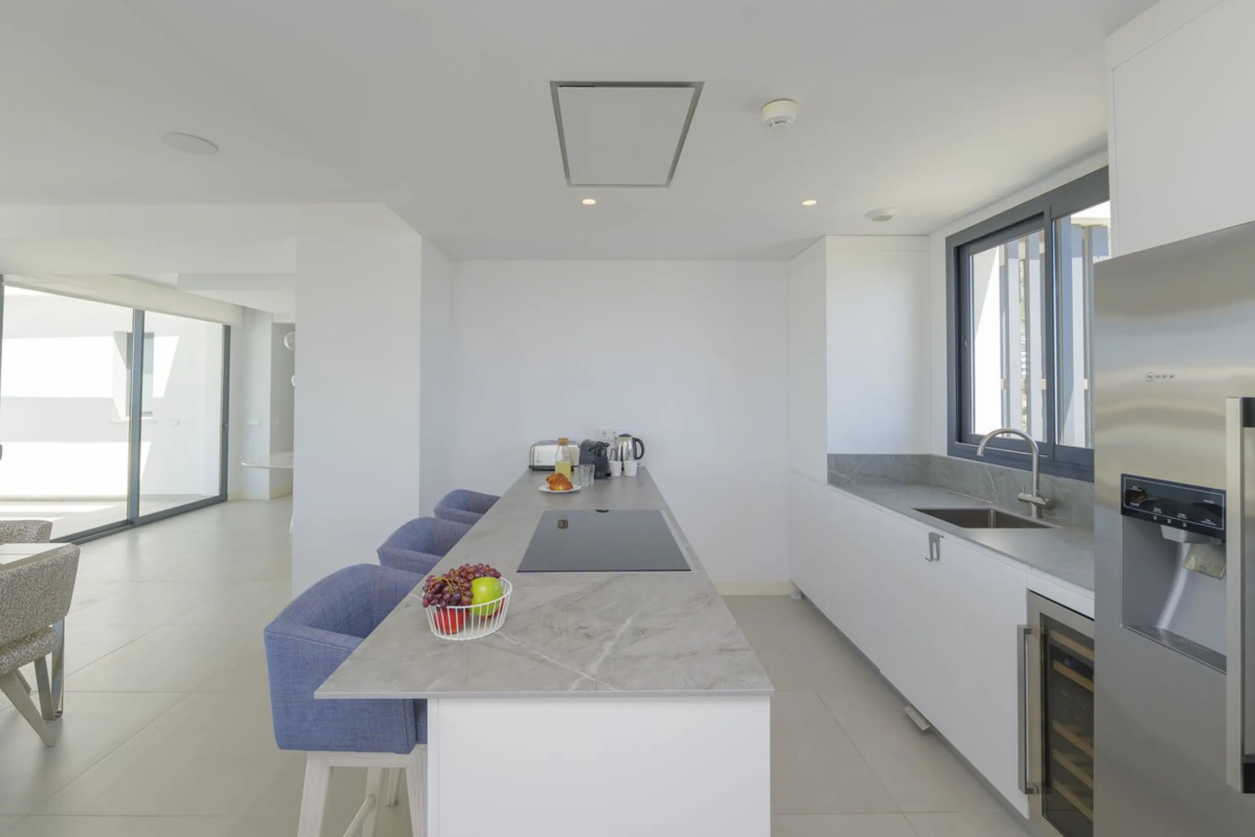 We present this incredible penthouse/sky villa located in the luxurious Higuerón West 217 complex of Higuerón Resort, overlooking the entire Fuengirola coast.