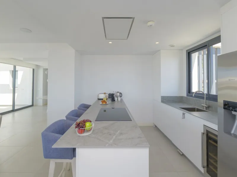 We present this incredible penthouse/sky villa located in the luxurious Higuerón West 217 complex of Higuerón Resort, overlooking the entire Fuengirola coast.
