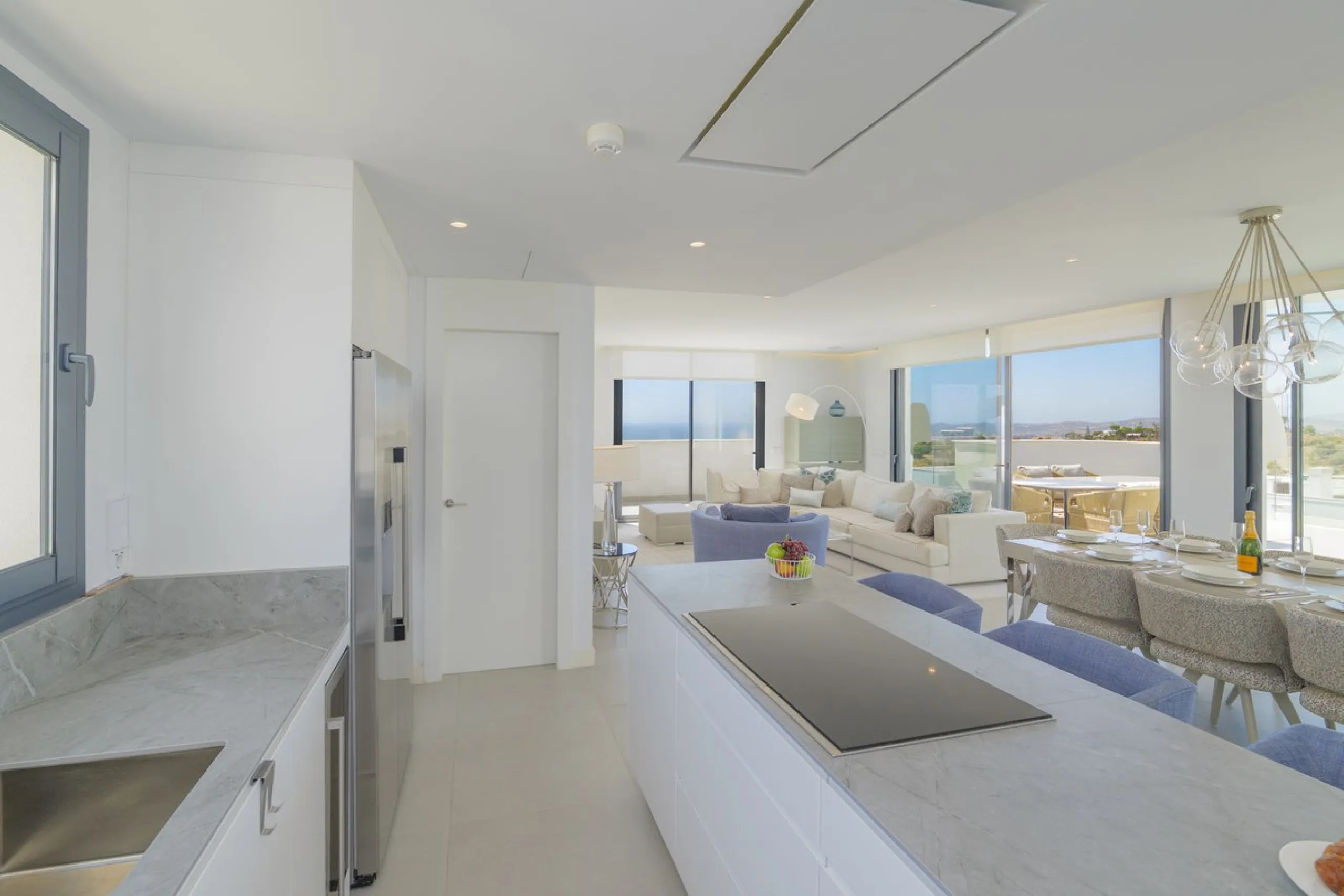 We present this incredible penthouse/sky villa located in the luxurious Higuerón West 217 complex of Higuerón Resort, overlooking the entire Fuengirola coast.