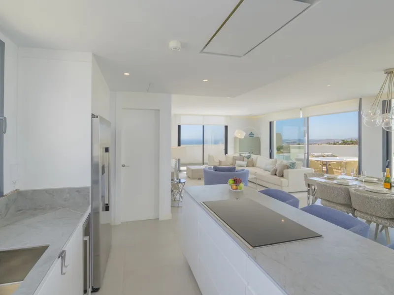 We present this incredible penthouse/sky villa located in the luxurious Higuerón West 217 complex of Higuerón Resort, overlooking the entire Fuengirola coast.