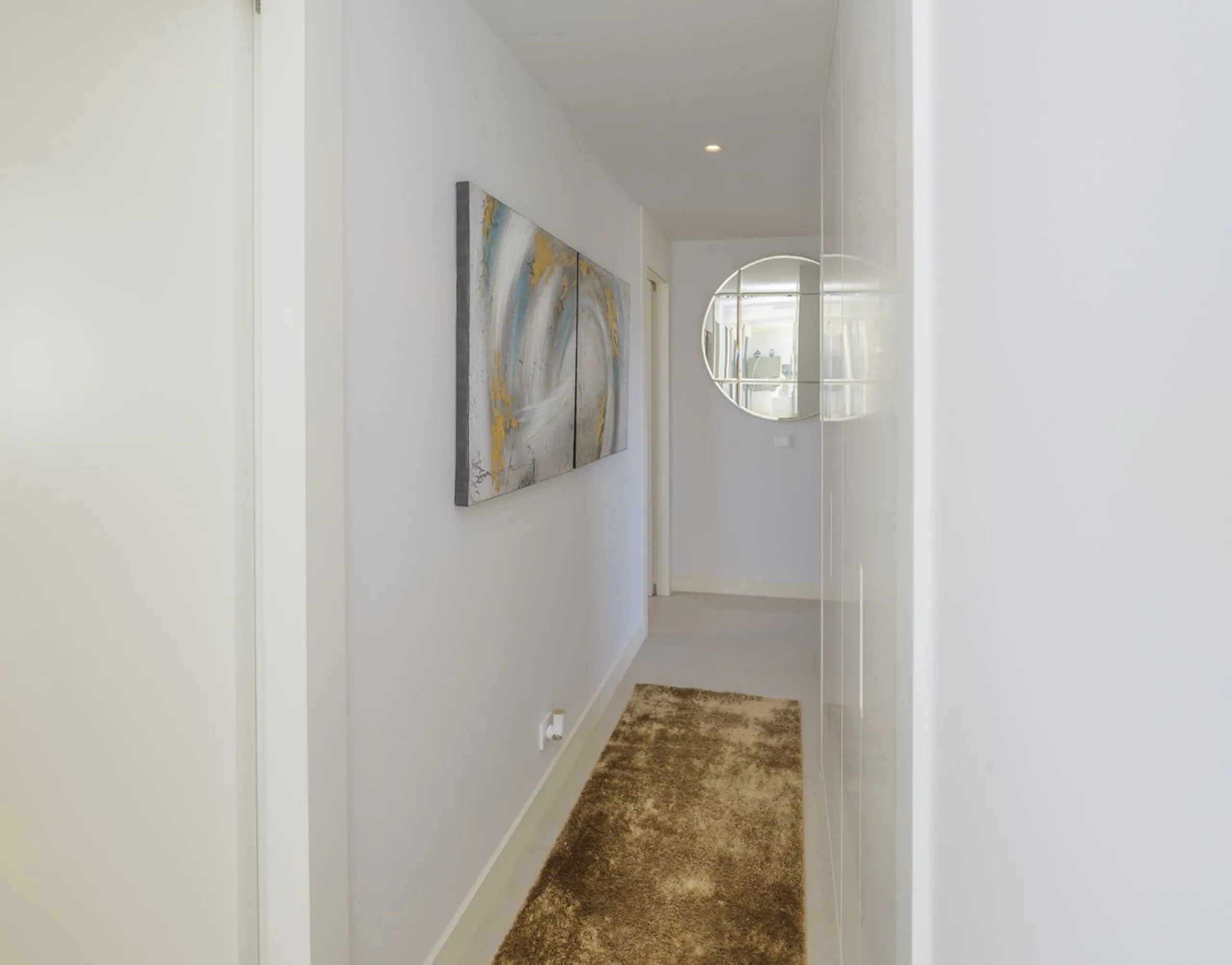 We present this incredible penthouse/sky villa located in the luxurious Higuerón West 217 complex of Higuerón Resort, overlooking the entire Fuengirola coast.