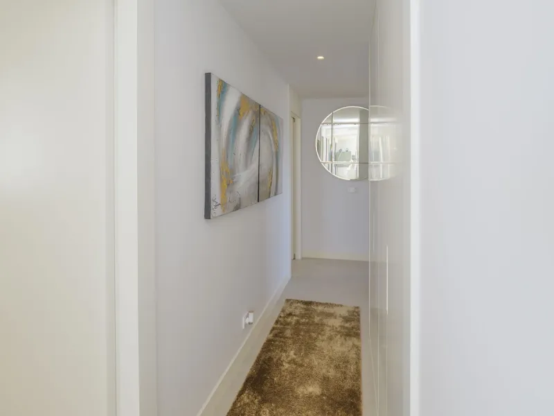 We present this incredible penthouse/sky villa located in the luxurious Higuerón West 217 complex of Higuerón Resort, overlooking the entire Fuengirola coast.