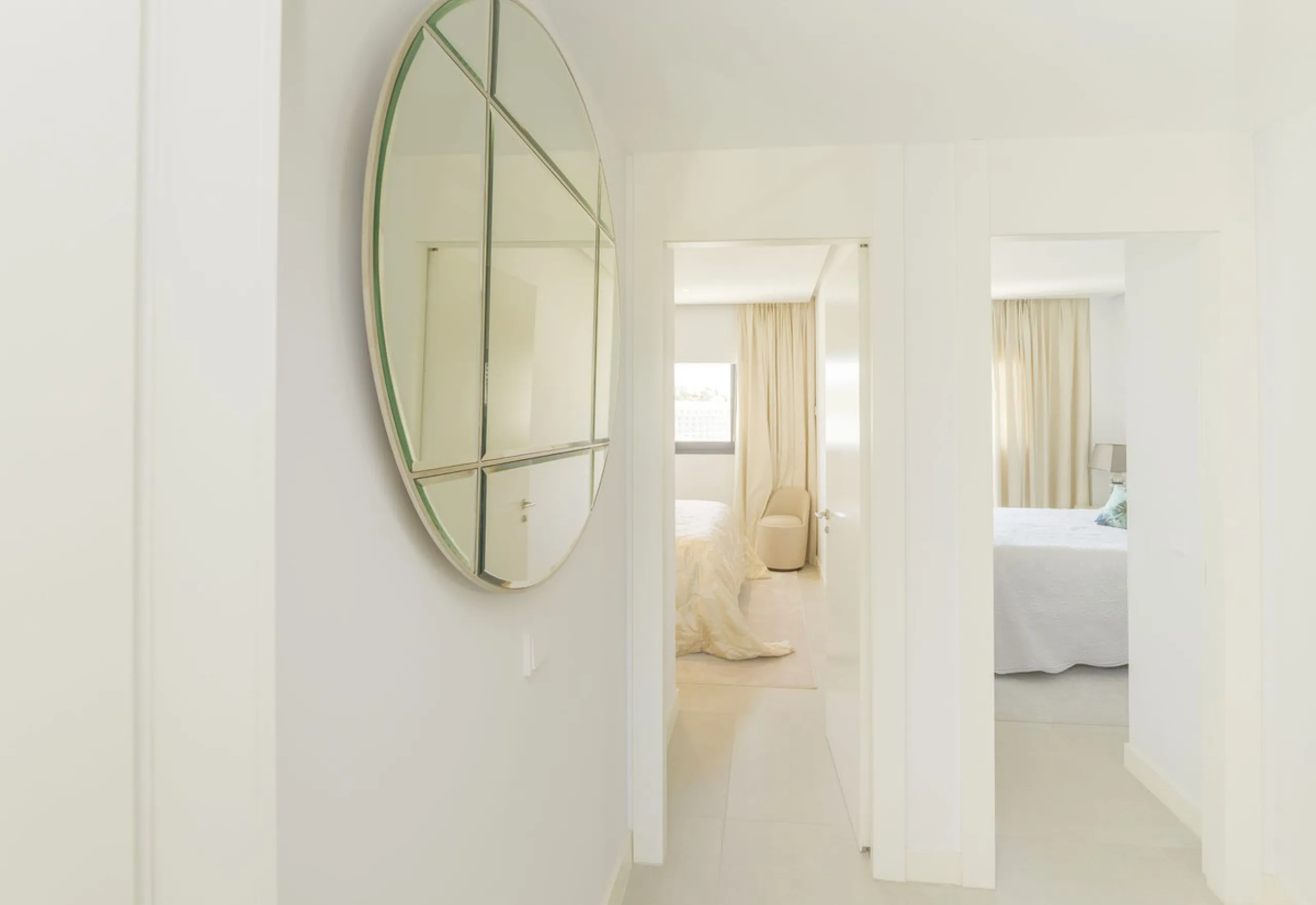 We present this incredible penthouse/sky villa located in the luxurious Higuerón West 217 complex of Higuerón Resort, overlooking the entire Fuengirola coast.