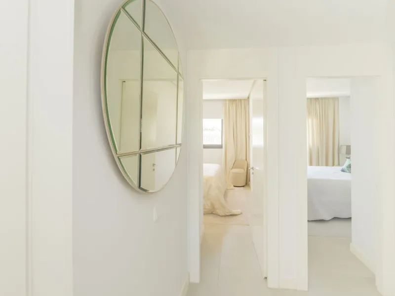 We present this incredible penthouse/sky villa located in the luxurious Higuerón West 217 complex of Higuerón Resort, overlooking the entire Fuengirola coast.