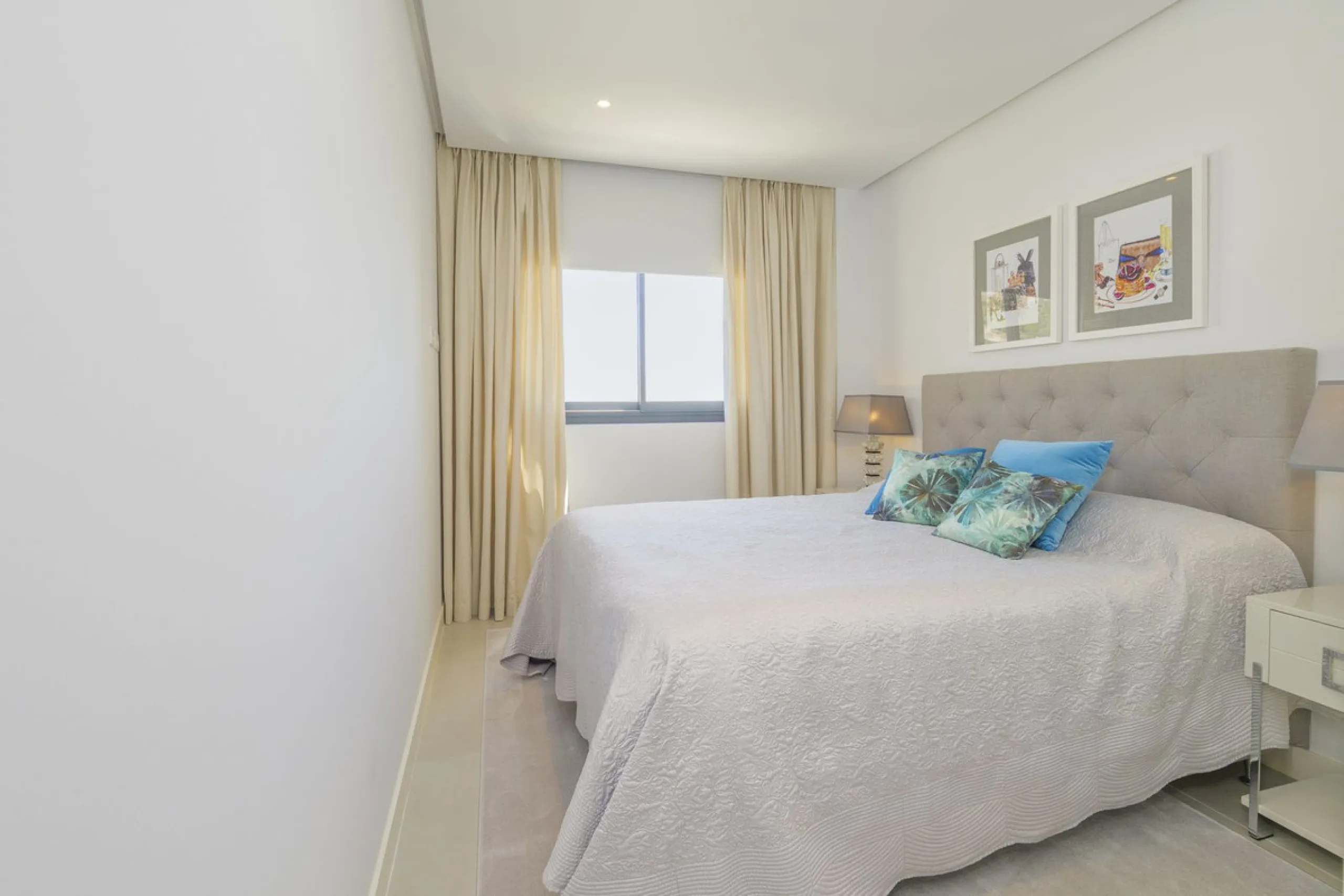 We present this incredible penthouse/sky villa located in the luxurious Higuerón West 217 complex of Higuerón Resort, overlooking the entire Fuengirola coast.