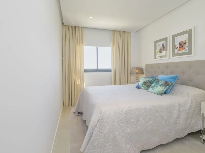We present this incredible penthouse/sky villa located in the luxurious Higuerón West 217 complex of Higuerón Resort, overlooking the entire Fuengirola coast.
