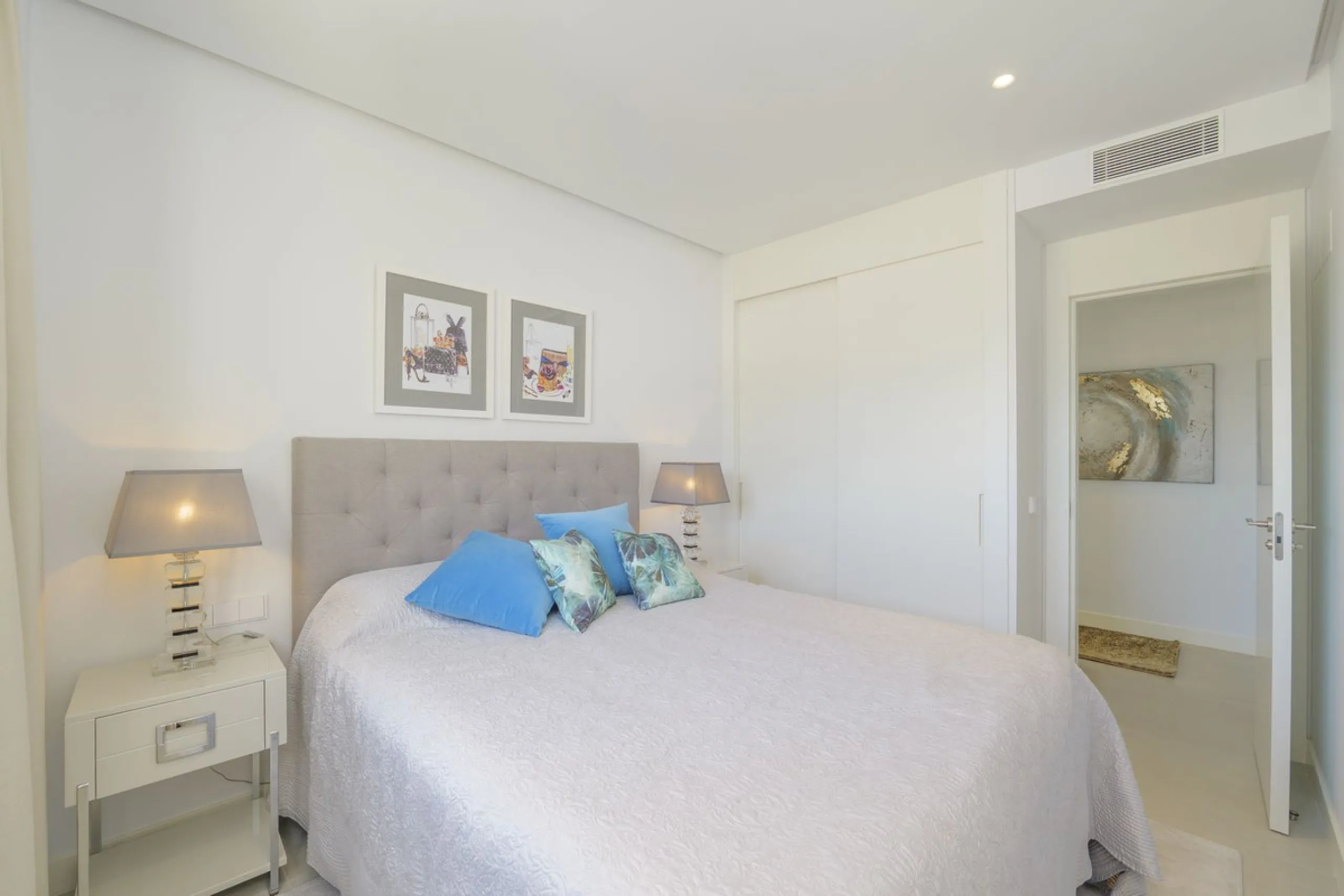 We present this incredible penthouse/sky villa located in the luxurious Higuerón West 217 complex of Higuerón Resort, overlooking the entire Fuengirola coast.