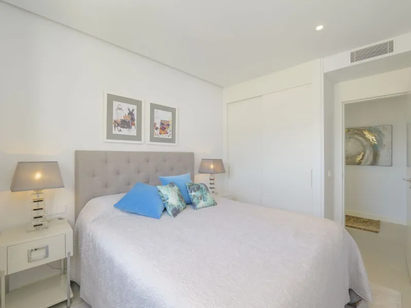 We present this incredible penthouse/sky villa located in the luxurious Higuerón West 217 complex of Higuerón Resort, overlooking the entire Fuengirola coast.