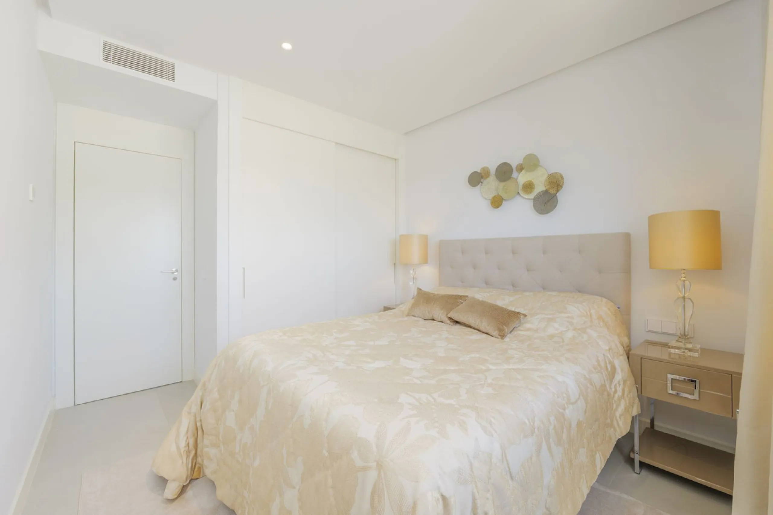 We present this incredible penthouse/sky villa located in the luxurious Higuerón West 217 complex of Higuerón Resort, overlooking the entire Fuengirola coast.