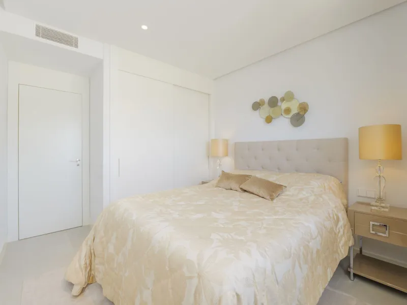 We present this incredible penthouse/sky villa located in the luxurious Higuerón West 217 complex of Higuerón Resort, overlooking the entire Fuengirola coast.