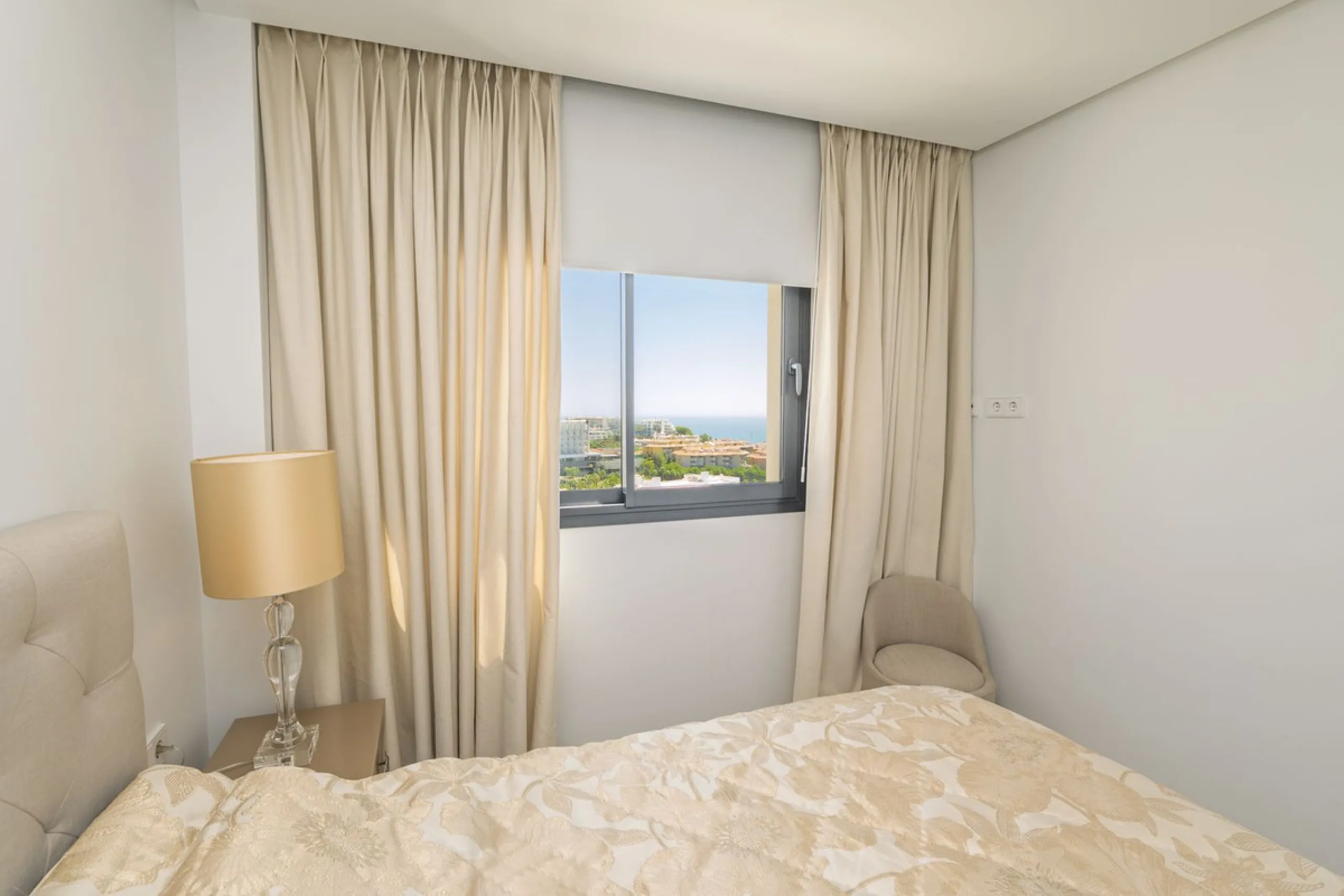 We present this incredible penthouse/sky villa located in the luxurious Higuerón West 217 complex of Higuerón Resort, overlooking the entire Fuengirola coast.