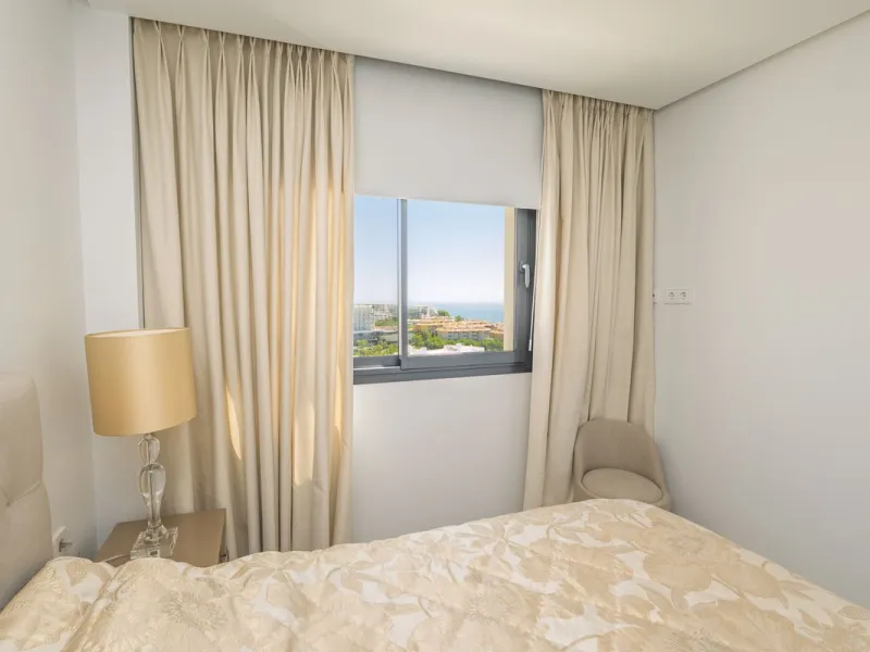 We present this incredible penthouse/sky villa located in the luxurious Higuerón West 217 complex of Higuerón Resort, overlooking the entire Fuengirola coast.