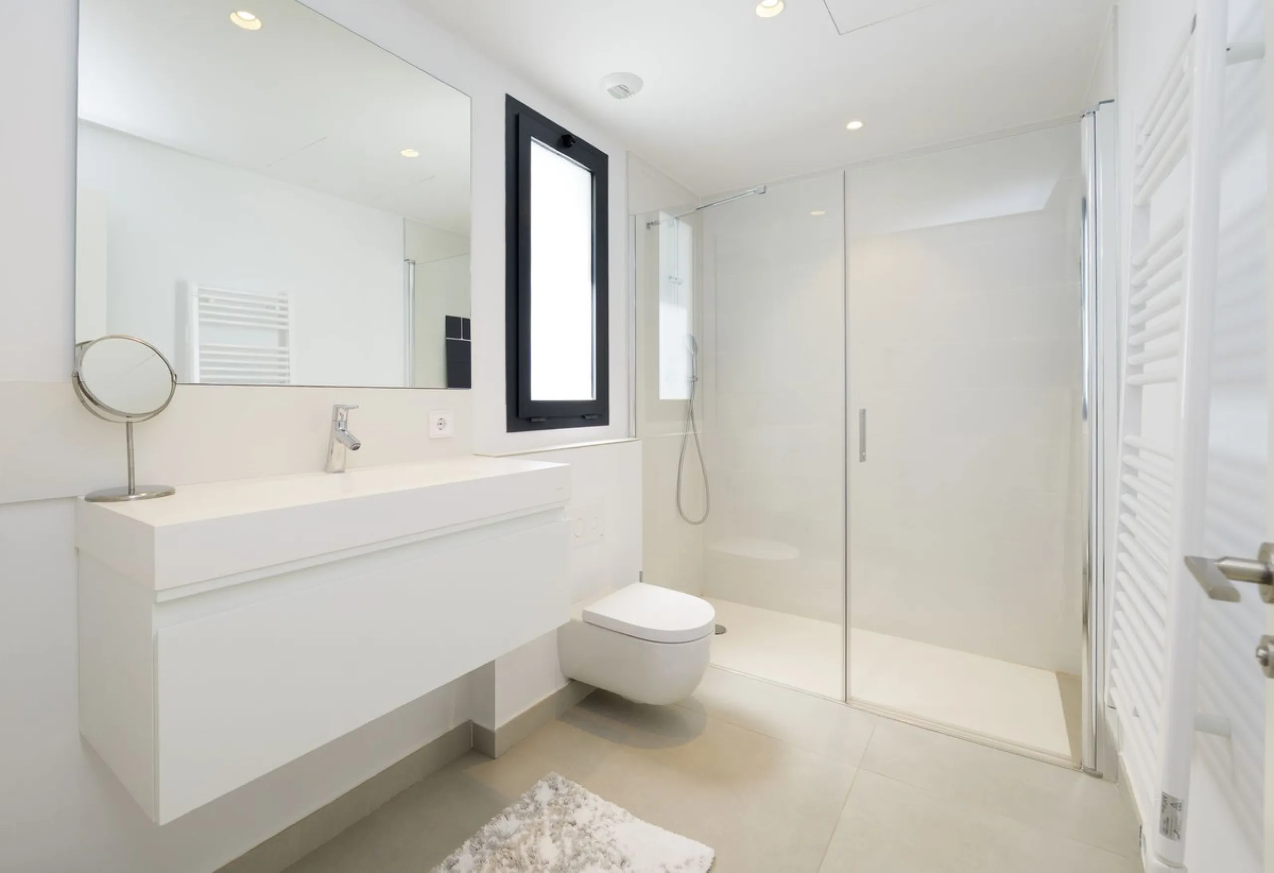 We present this incredible penthouse/sky villa located in the luxurious Higuerón West 217 complex of Higuerón Resort, overlooking the entire Fuengirola coast.