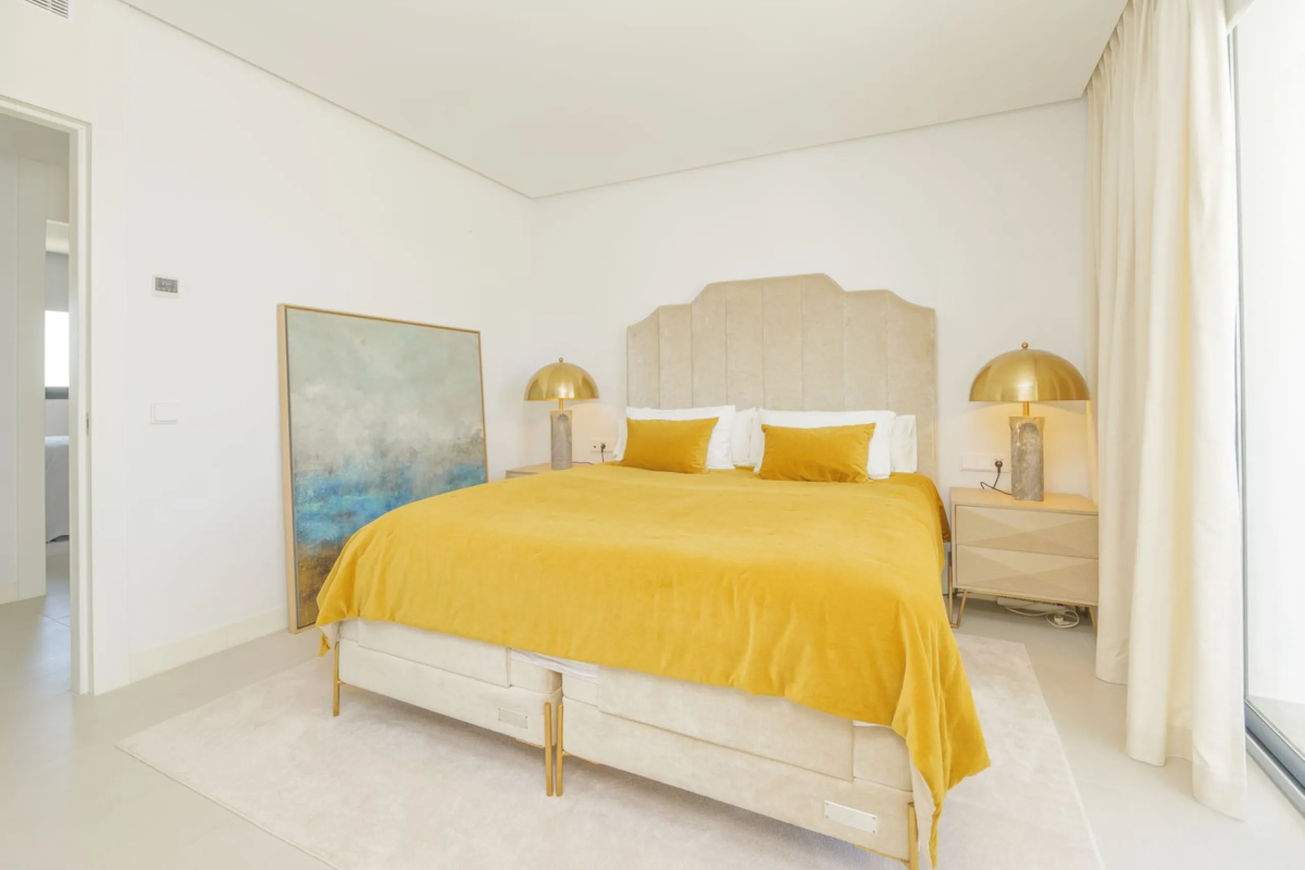We present this incredible penthouse/sky villa located in the luxurious Higuerón West 217 complex of Higuerón Resort, overlooking the entire Fuengirola coast.