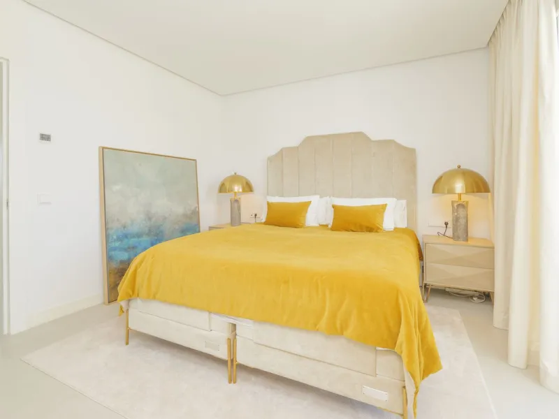 We present this incredible penthouse/sky villa located in the luxurious Higuerón West 217 complex of Higuerón Resort, overlooking the entire Fuengirola coast.