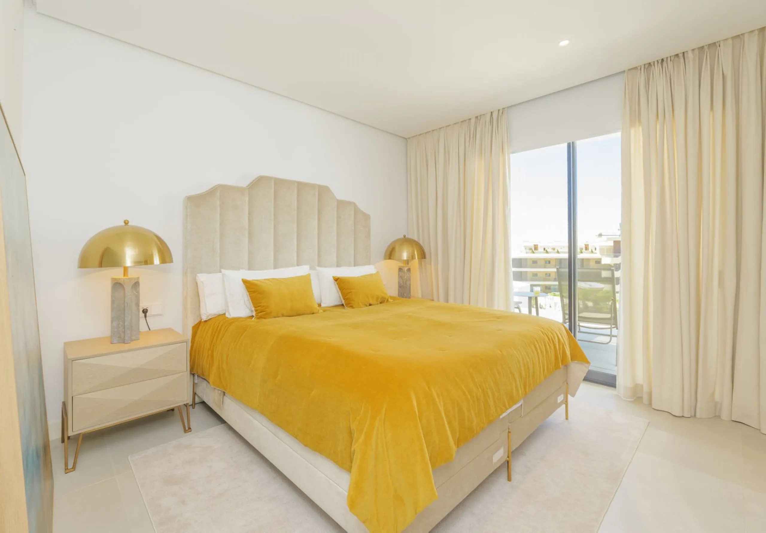 We present this incredible penthouse/sky villa located in the luxurious Higuerón West 217 complex of Higuerón Resort, overlooking the entire Fuengirola coast.