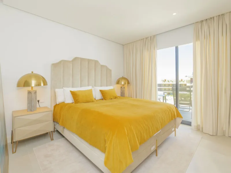 We present this incredible penthouse/sky villa located in the luxurious Higuerón West 217 complex of Higuerón Resort, overlooking the entire Fuengirola coast.