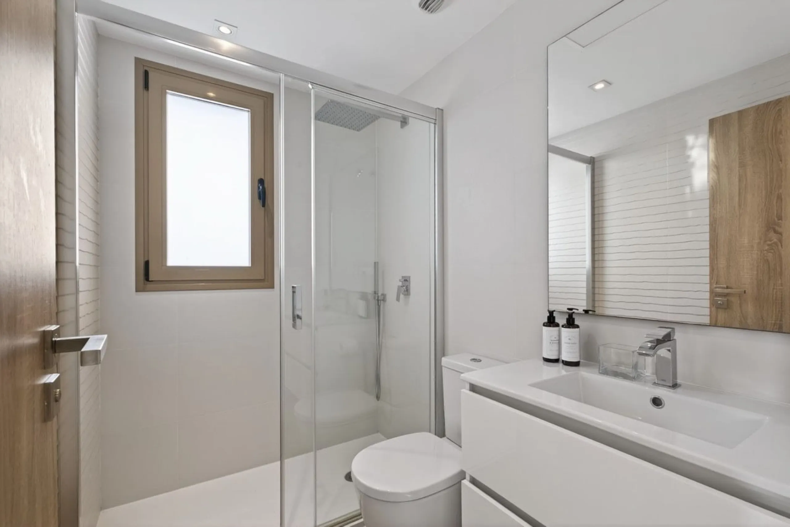 Dieses stilvolle Reihenhaus vereint Wohnraum, Natürlichkeit und modernes Design zu einem komfortablen Zuhause – ideal für den dauerhaften Wohnsitz oder als Ferienwohnung. Marmorböden und ein warmes, zeitgenössisches Ambiente zeichnen es aus