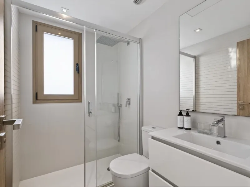 Dieses stilvolle Reihenhaus vereint Wohnraum, Natürlichkeit und modernes Design zu einem komfortablen Zuhause – ideal für den dauerhaften Wohnsitz oder als Ferienwohnung. Marmorböden und ein warmes, zeitgenössisches Ambiente zeichnen es aus
