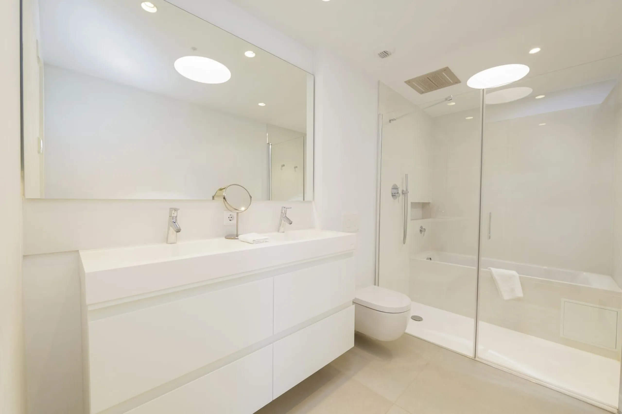 We present this incredible penthouse/sky villa located in the luxurious Higuerón West 217 complex of Higuerón Resort, overlooking the entire Fuengirola coast.