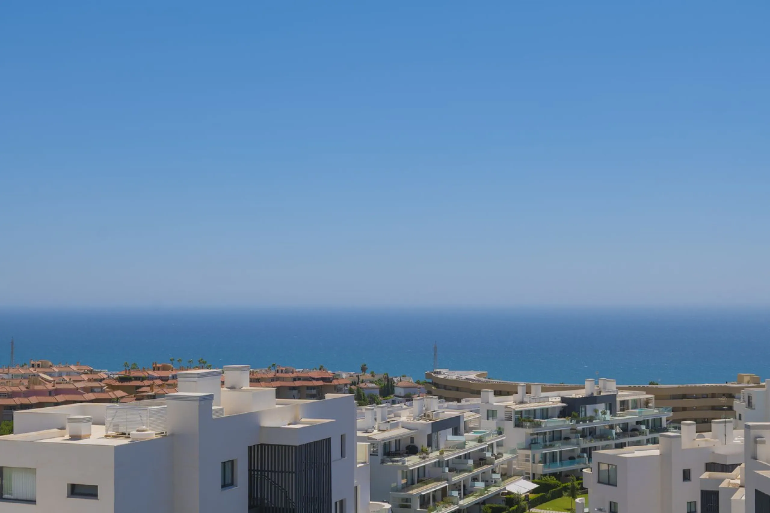 We present this incredible penthouse/sky villa located in the luxurious Higuerón West 217 complex of Higuerón Resort, overlooking the entire Fuengirola coast.