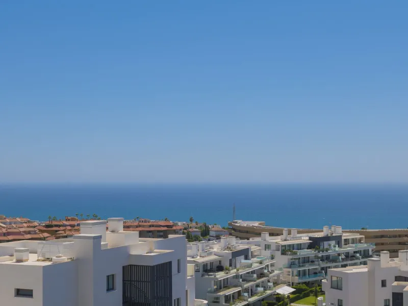 We present this incredible penthouse/sky villa located in the luxurious Higuerón West 217 complex of Higuerón Resort, overlooking the entire Fuengirola coast.