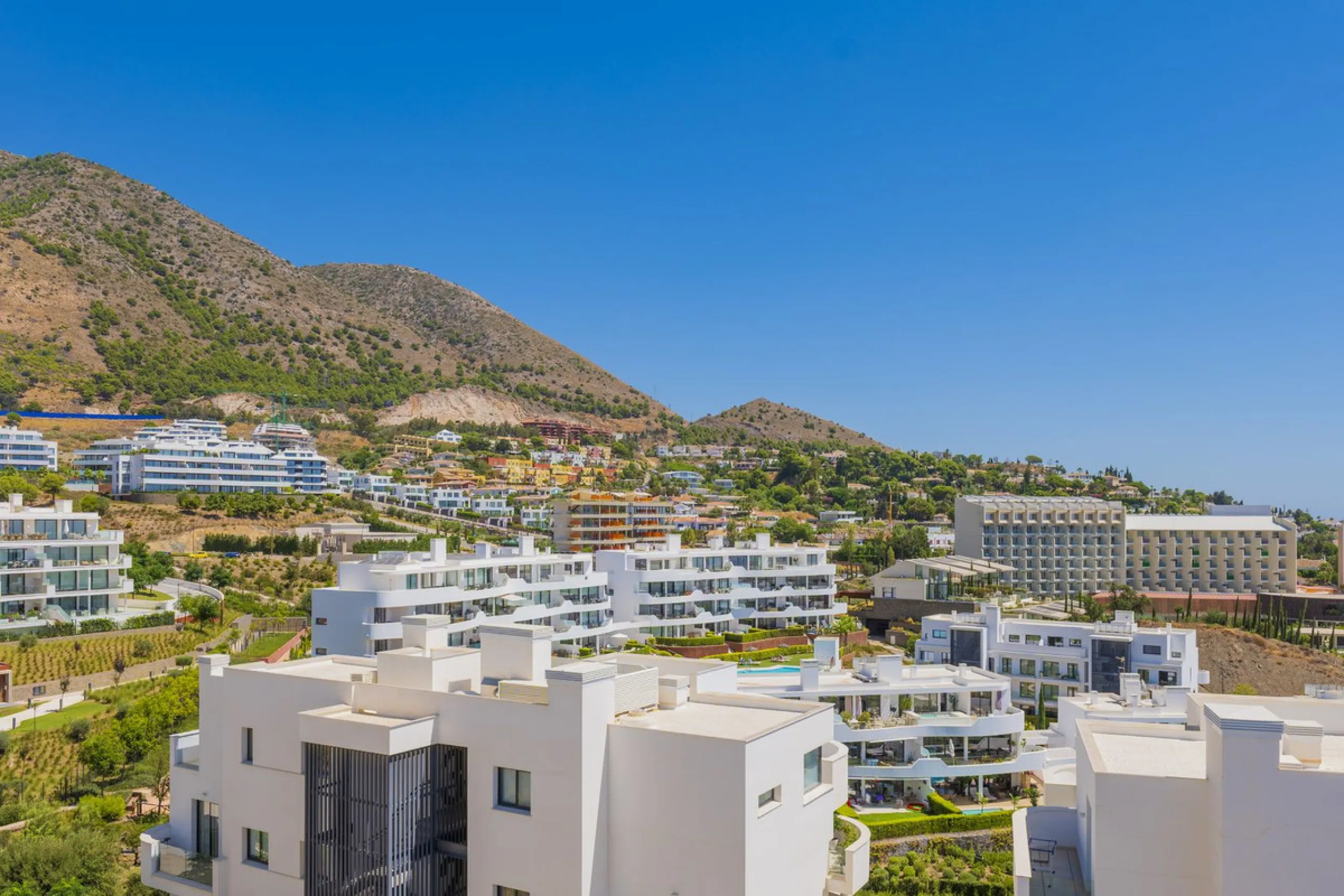 We present this incredible penthouse/sky villa located in the luxurious Higuerón West 217 complex of Higuerón Resort, overlooking the entire Fuengirola coast.