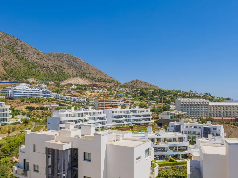 We present this incredible penthouse/sky villa located in the luxurious Higuerón West 217 complex of Higuerón Resort, overlooking the entire Fuengirola coast.