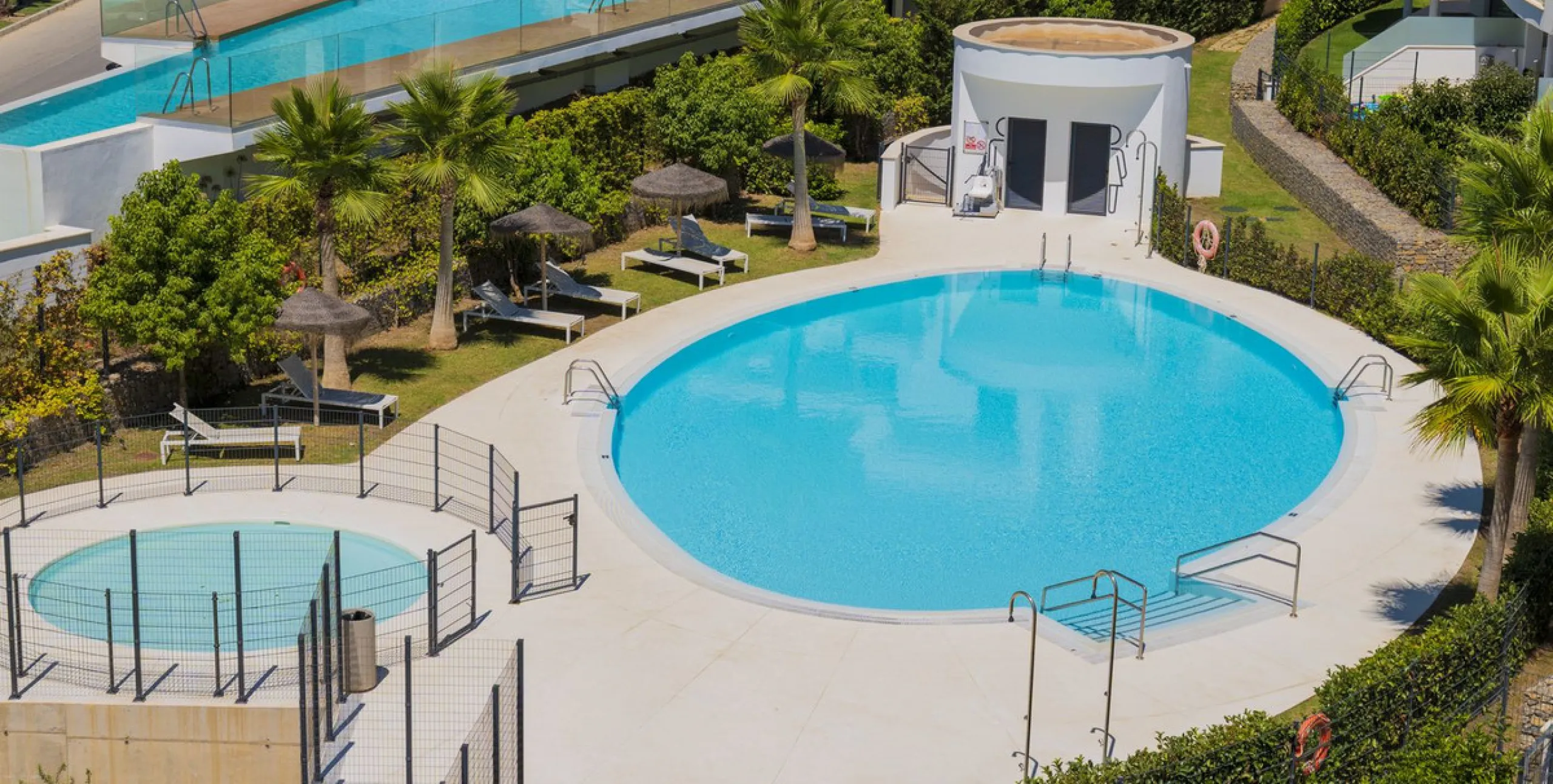 We present this incredible penthouse/sky villa located in the luxurious Higuerón West 217 complex of Higuerón Resort, overlooking the entire Fuengirola coast.