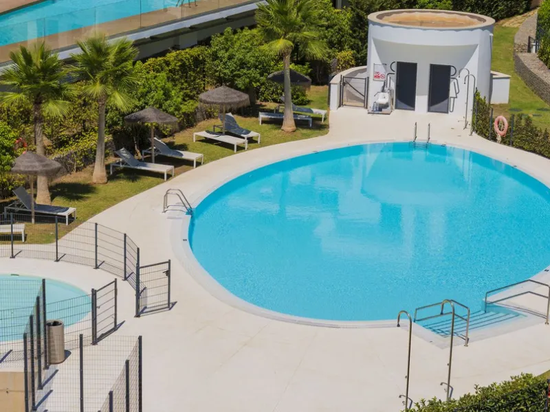 We present this incredible penthouse/sky villa located in the luxurious Higuerón West 217 complex of Higuerón Resort, overlooking the entire Fuengirola coast.