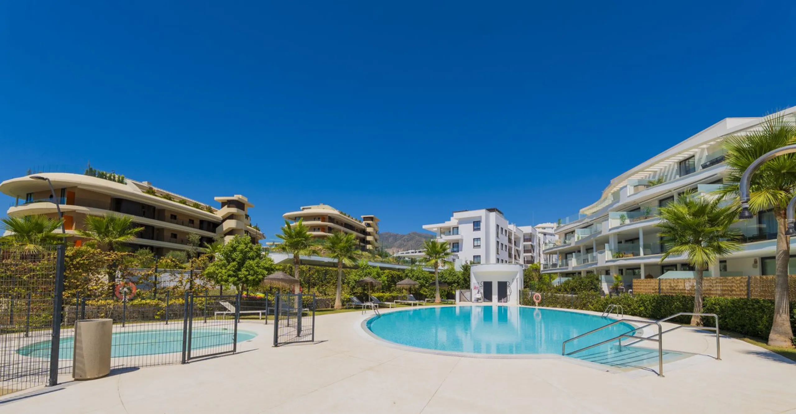 We present this incredible penthouse/sky villa located in the luxurious Higuerón West 217 complex of Higuerón Resort, overlooking the entire Fuengirola coast.