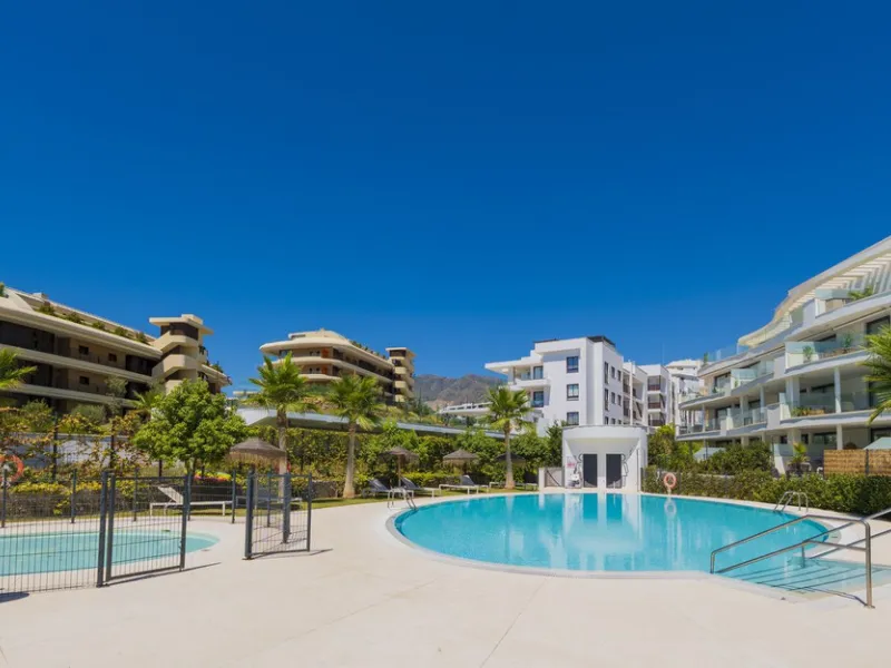 We present this incredible penthouse/sky villa located in the luxurious Higuerón West 217 complex of Higuerón Resort, overlooking the entire Fuengirola coast.