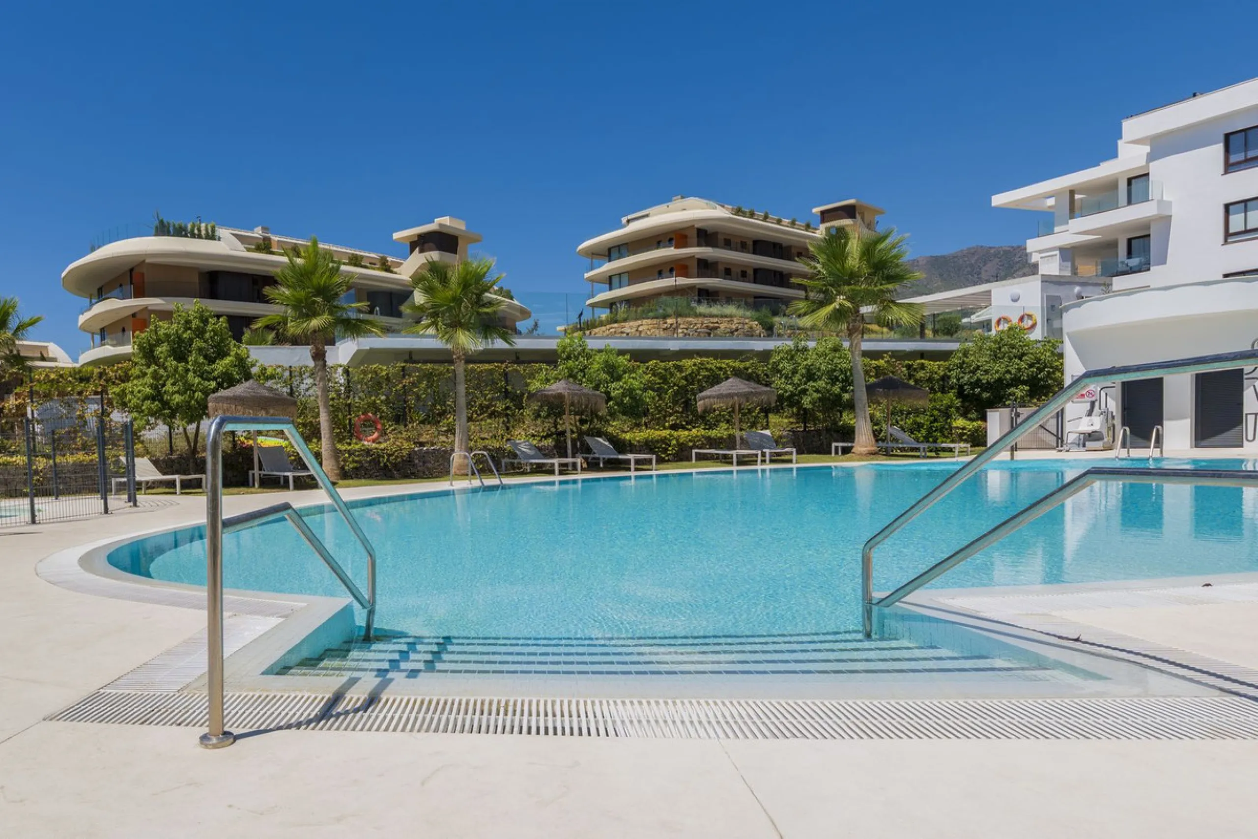 We present this incredible penthouse/sky villa located in the luxurious Higuerón West 217 complex of Higuerón Resort, overlooking the entire Fuengirola coast.