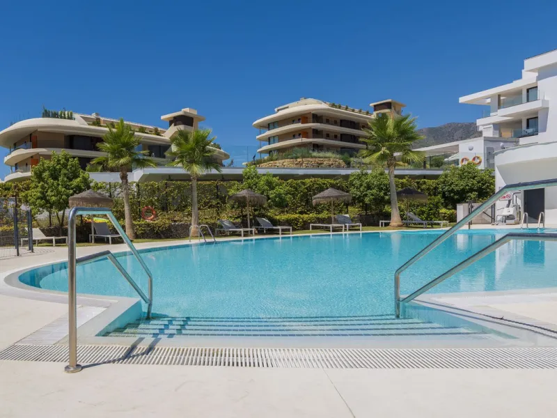 We present this incredible penthouse/sky villa located in the luxurious Higuerón West 217 complex of Higuerón Resort, overlooking the entire Fuengirola coast.