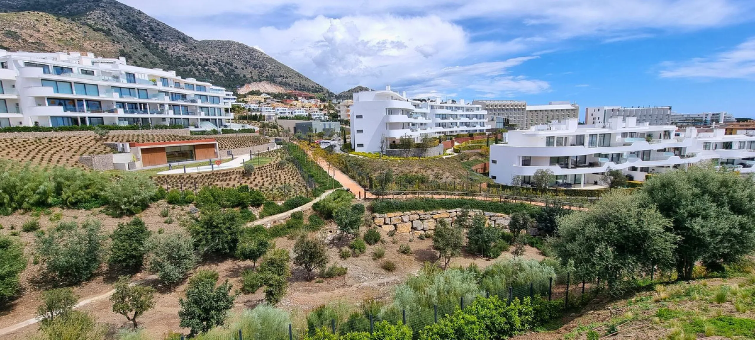 We present this incredible penthouse/sky villa located in the luxurious Higuerón West 217 complex of Higuerón Resort, overlooking the entire Fuengirola coast.