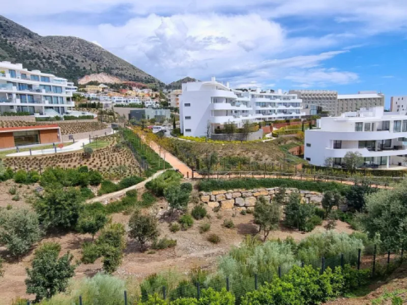 We present this incredible penthouse/sky villa located in the luxurious Higuerón West 217 complex of Higuerón Resort, overlooking the entire Fuengirola coast.