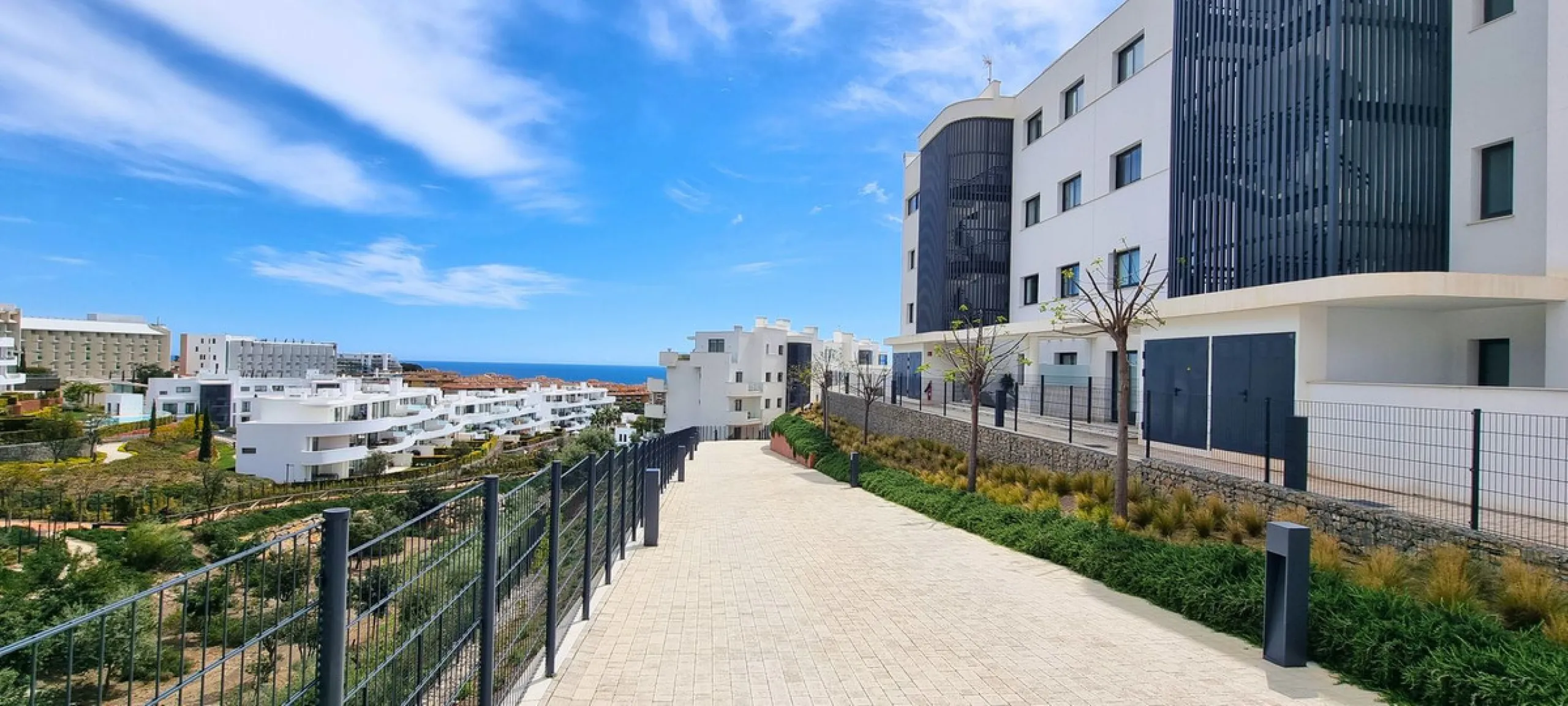 We present this incredible penthouse/sky villa located in the luxurious Higuerón West 217 complex of Higuerón Resort, overlooking the entire Fuengirola coast.
