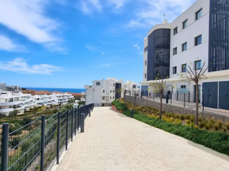 We present this incredible penthouse/sky villa located in the luxurious Higuerón West 217 complex of Higuerón Resort, overlooking the entire Fuengirola coast.