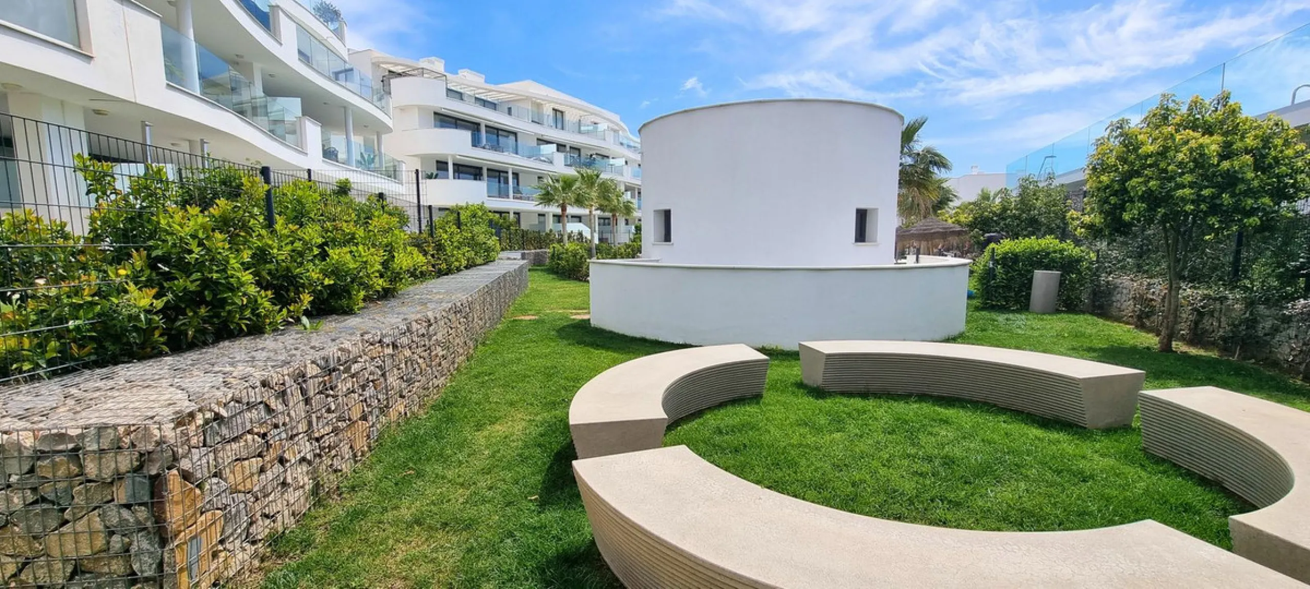 We present this incredible penthouse/sky villa located in the luxurious Higuerón West 217 complex of Higuerón Resort, overlooking the entire Fuengirola coast.
