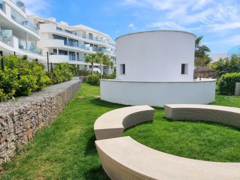 We present this incredible penthouse/sky villa located in the luxurious Higuerón West 217 complex of Higuerón Resort, overlooking the entire Fuengirola coast.